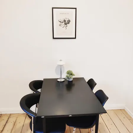 Lovely Minimalistic 5 Persons
